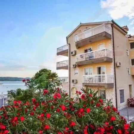 Tomi - With Balcony 4 * Trogir